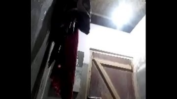 Filmé avec caméra cachée prenant bain