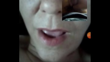 Milfa lèche lèvres désireuses d'un outil