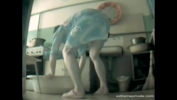 Mère filmée prenant bain